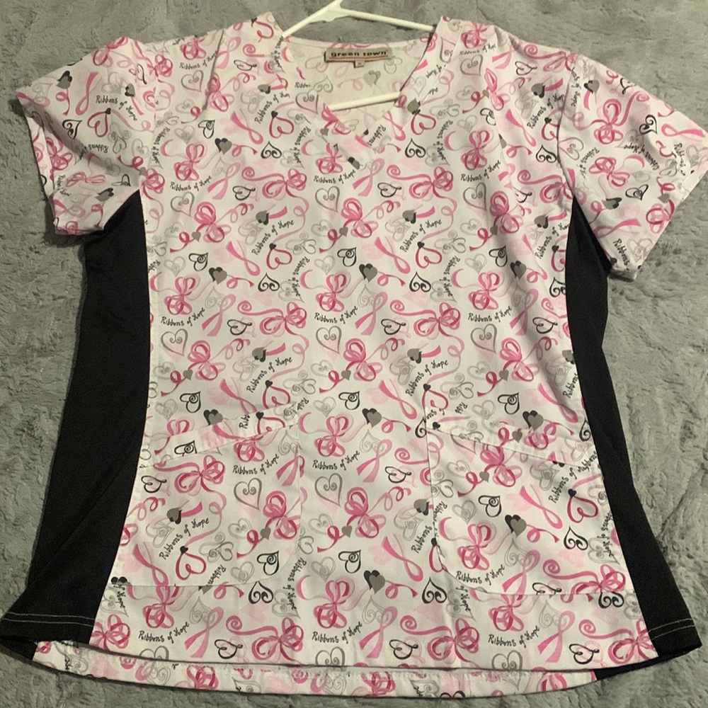 Pattern women’s scrub shirt, size XL the brand is green town